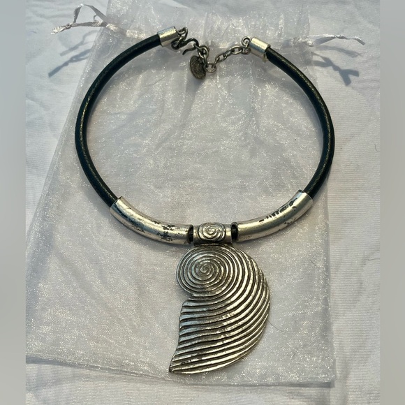 Vintage Silvertone Shell Necklace - Picture 3 of 7